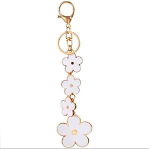 🤍 NWT-White Flower Purse Charm/Key Charm set in Gold🤍